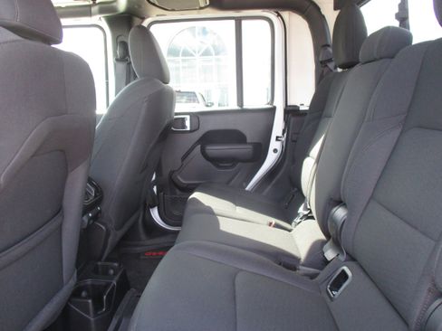 Used 2022 Jeep Gladiator Sport AWD/4WD image 33