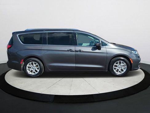 Used 2021 Chrysler Pacifica Touring-L image 3