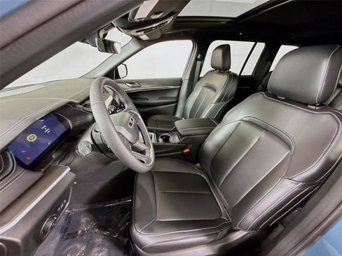 New 2026 Jeep Grand Cherokee Limited w/ Limited Altitude Package AWD/4WD image 16