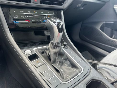 Used 2025 Volkswagen Jetta SE FWD image 18
