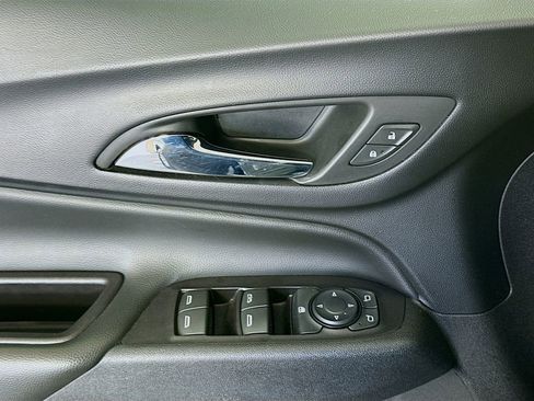 Used 2018 Chevrolet Equinox LT AWD/4WD image 17