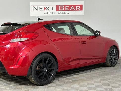 Used 2013 Hyundai Veloster w/ Style Pkg image 8