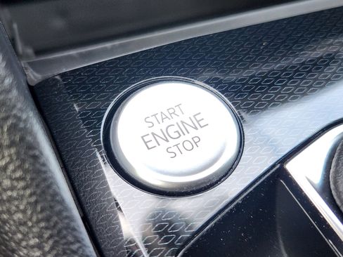 Certified 2025 Volkswagen Taos SE image 32