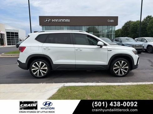 Used 2023 Volkswagen Taos SE w/ Panoramic Sunroof Package FWD image 1