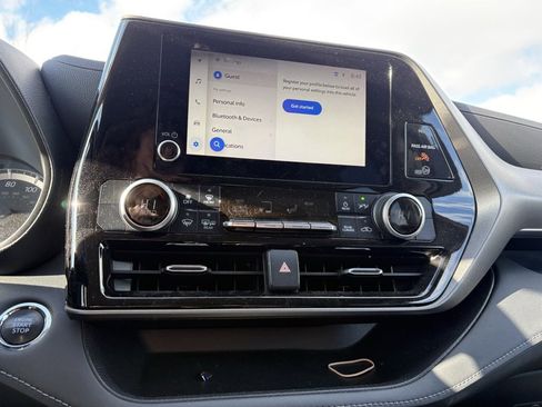 Used 2023 Toyota Highlander LE image 4