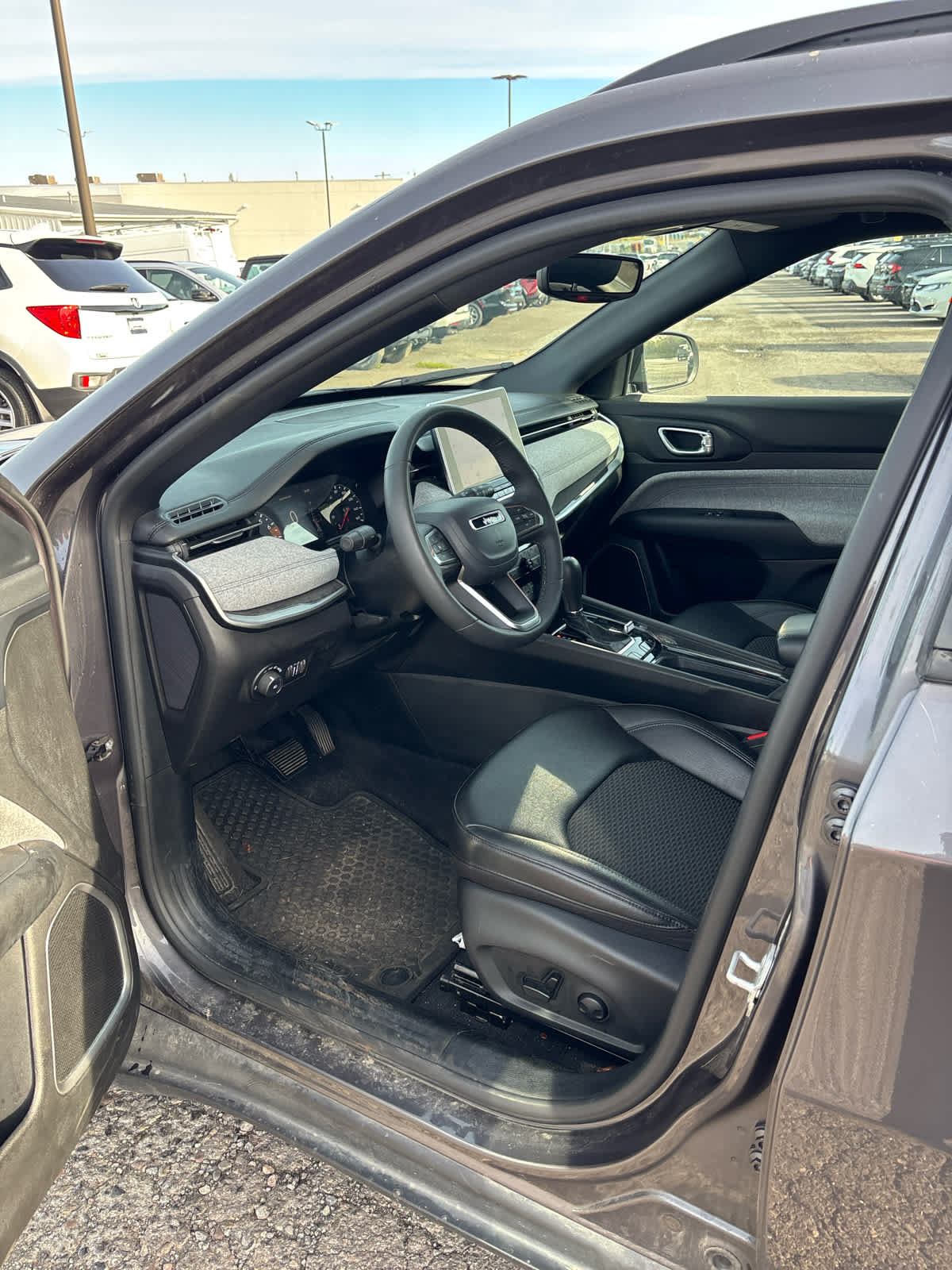 Used 2024 Jeep Compass Latitude w/ Convenience Group AWD/4WD image 9