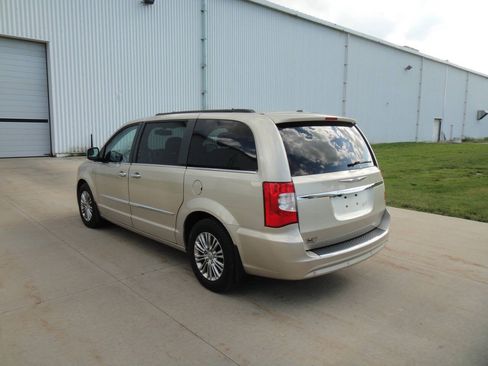 Used 2013 Chrysler Town & Country Touring-L w/ Entertainment Group #2 FWD image 8