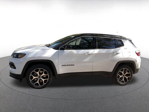 Used 2025 Jeep Compass Limited image 4