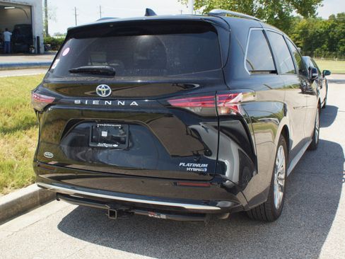 Used 2022 Toyota Sienna Platinum FWD image 5