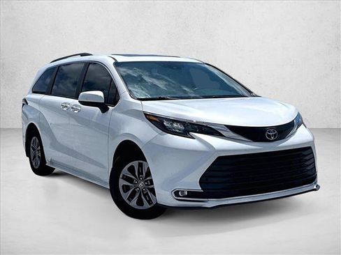 Used 2024 Toyota Sienna XLE FWD image 12