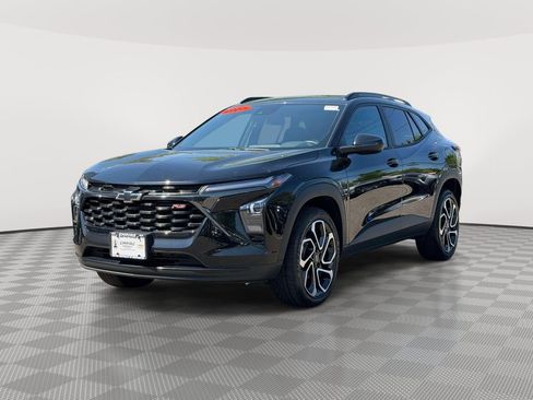 Used 2024 Chevrolet Trax RS w/ Driver Confidence Package FWD image 2