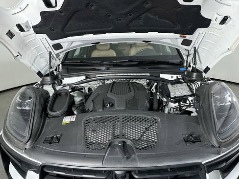Certified 2023 Porsche Macan AWD/4WD image 33