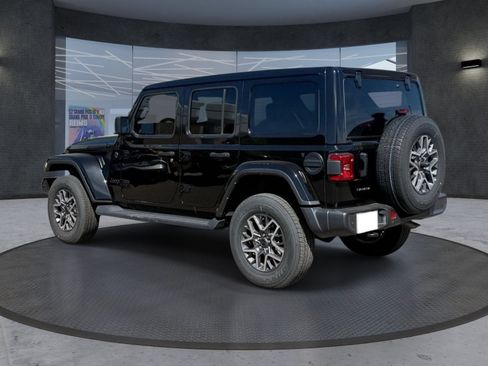 Used 2025 Jeep Wrangler Unlimited Sahara w/ Safety Group AWD/4WD image 4