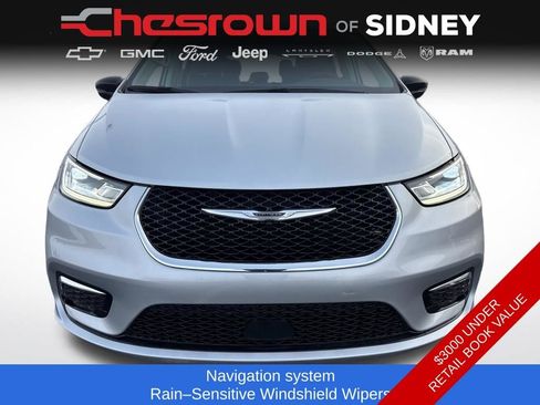 Used 2024 Chrysler Pacifica Limited image 8