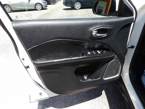 Used 2020 Jeep Compass Latitude FWD image 9