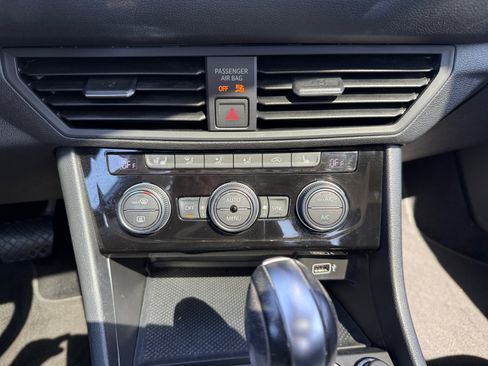 Used 2019 Volkswagen Jetta SEL w/ Cold Weather Package FWD image 13