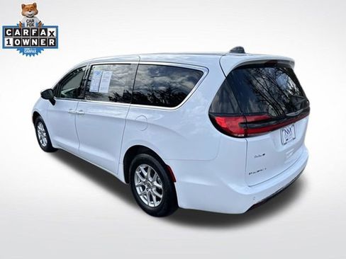 Used 2024 Chrysler Pacifica Touring-L FWD image 6