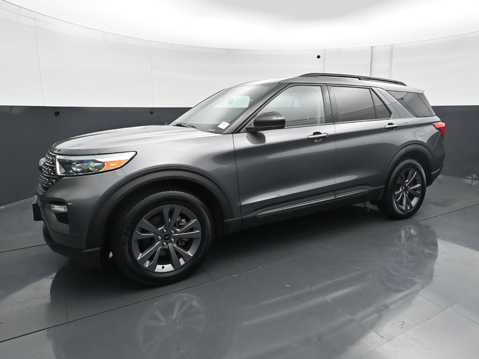 Used 2022 Ford Explorer XLT w/ Equipment Group 202A AWD/4WD image 2