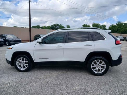 Used 2017 Jeep Cherokee Latitude FWD image 4