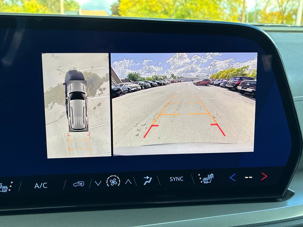 Used 2024 Chevrolet Traverse LT w/ Enhanced Driving Package AWD/4WD image 19