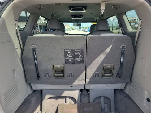 Used 2020 Kia Sedona L image 10