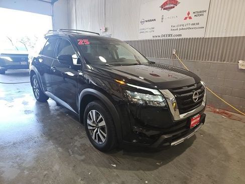 Certified 2025 Nissan Pathfinder SL AWD/4WD image 1