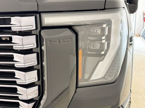 Used 2025 GMC Sierra 2500 Denali Ultimate image 11