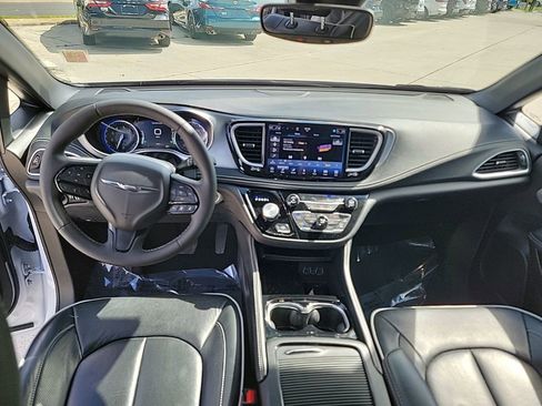 Used 2025 Chrysler Pacifica Limited image 17