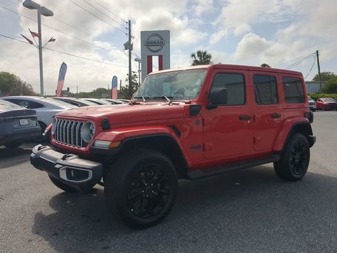 Used 2025 Jeep Wrangler Unlimited Sahara AWD/4WD image 8
