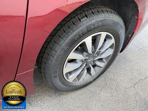 Used 2021 Chrysler Pacifica Touring-L image 23