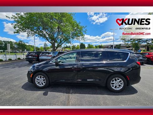 Used 2023 Chrysler Pacifica Touring-L FWD image 9