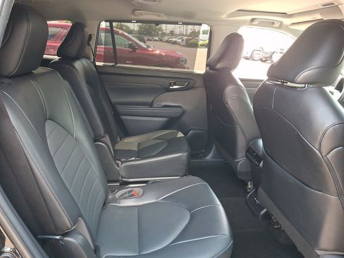 Used 2022 Toyota Highlander XLE AWD/4WD image 15