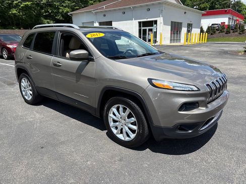 Used 2017 Jeep Cherokee Limited w/ Luxury Group AWD/4WD image 7