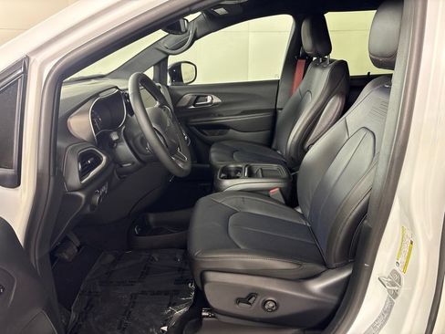 New 2027 Chrysler Pacifica Select FWD image 26