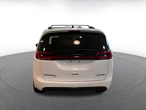 Used 2025 Chrysler Pacifica Limited FWD image 12
