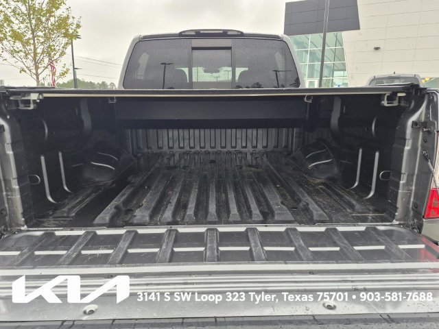 Used 2017 Nissan Titan SV RWD image 8