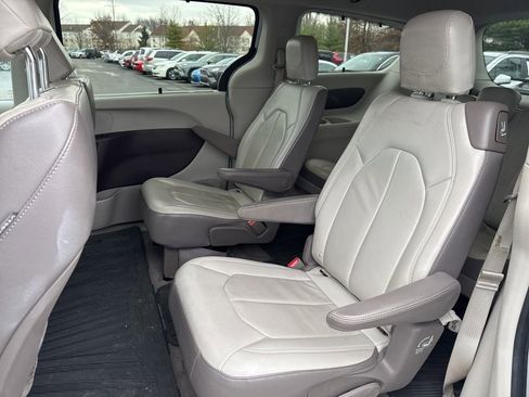 Certified 2017 Chrysler Pacifica Touring-L image 10