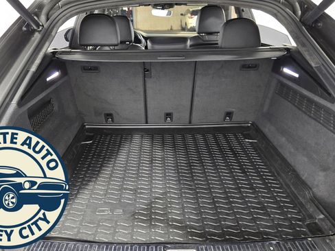 Used 2019 Audi Q8 Prestige w/ Luxury Package image 31