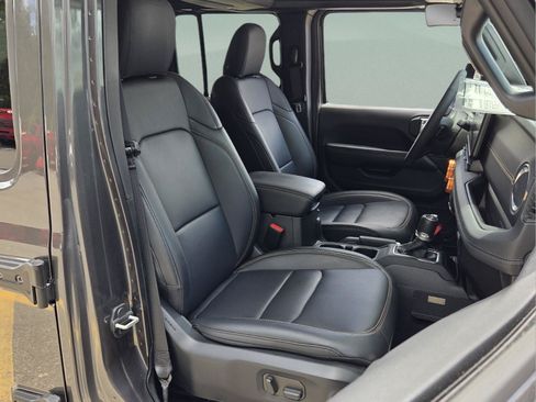 Used 2025 Jeep Gladiator Sport AWD/4WD image 18