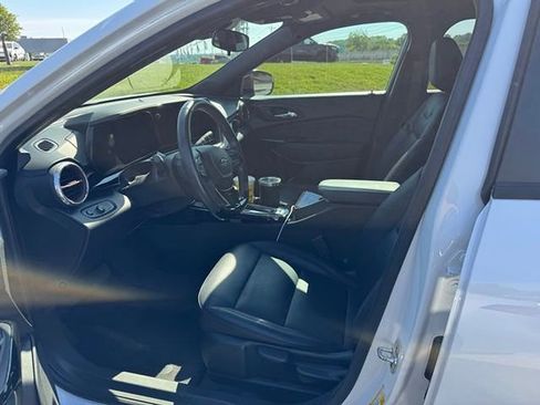 Used 2025 Chevrolet Trax RS w/ Sunroof Package image 8
