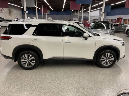 Used 2024 Nissan Pathfinder SL image 4