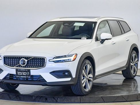 Certified 2026 Volvo V60 B5 Cross Country Plus w/ Climate Package AWD/4WD image 1