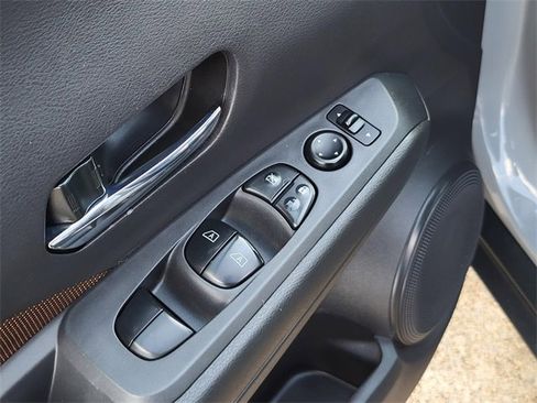 Used 2021 Nissan Kicks SR image 18