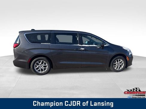 Used 2023 Chrysler Pacifica Touring-L image 5