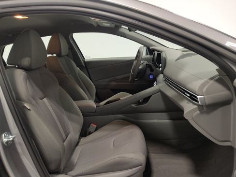 Used 2025 Hyundai Elantra SE FWD image 21