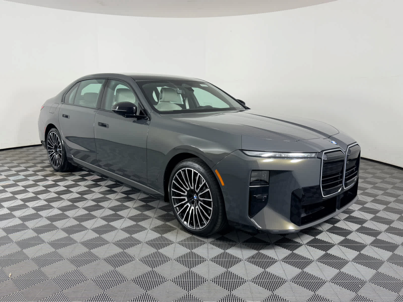 New 2027 BMW 740i w/ Executive Package RWD image 1