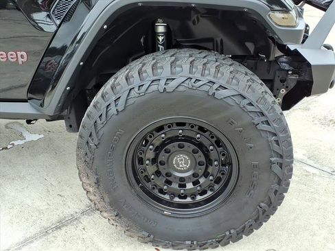 Used 2023 Jeep Gladiator Rubicon w/ Cold Weather Group image 11