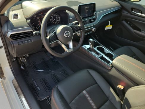 Used 2025 Nissan Altima 2.5 SR FWD image 21