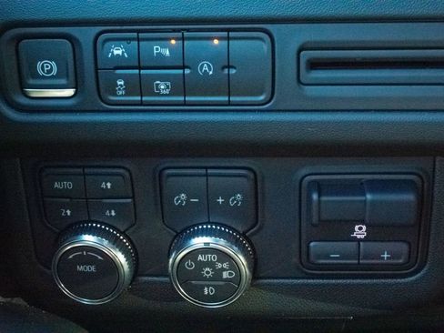 Certified 2024 GMC Yukon SLT w/ SLT Luxury Package image 13