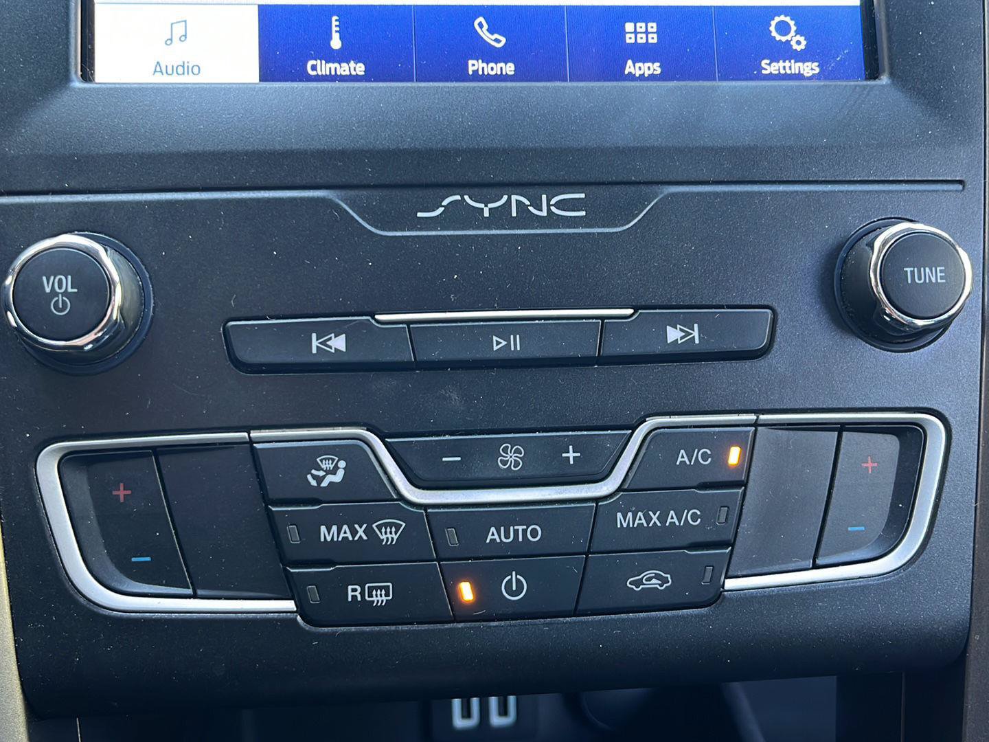 Used 2020 Ford Fusion SE FWD image 17
